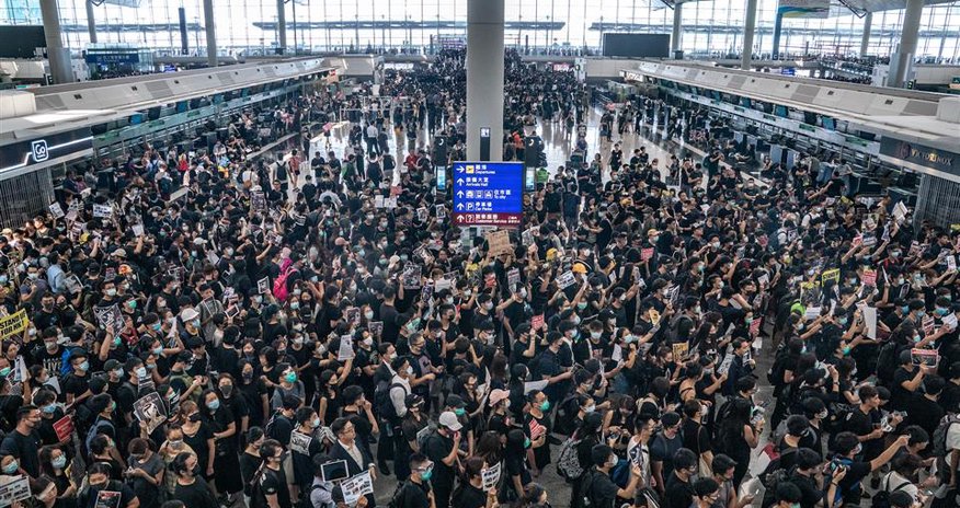 В аэропорту Гонконга сохраняется спецрежим пропуска в терминал В аэропорту Гонконга сохраняется спецрежим пропуска в терминал