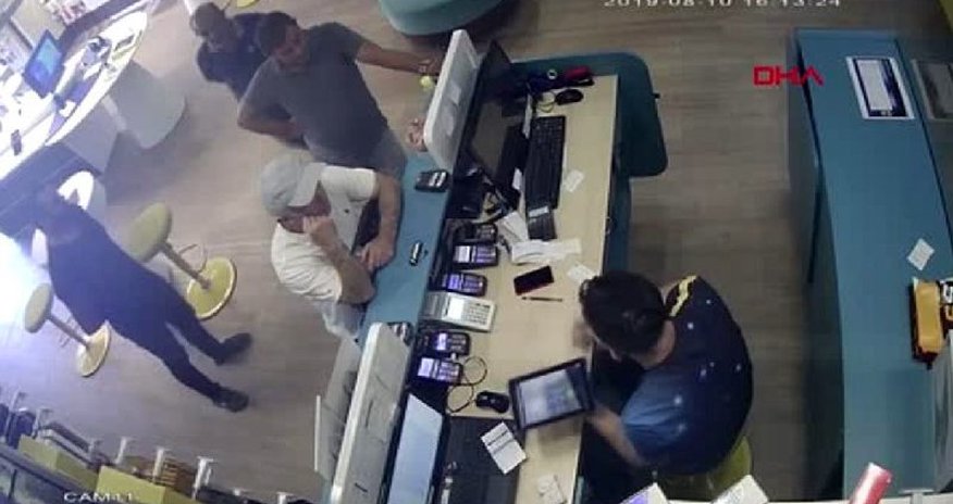 Satıcını SİM-karta görə döyüb, güllələdilər – Video Satıcını SİM-karta görə döyüb, güllələdilər – Video