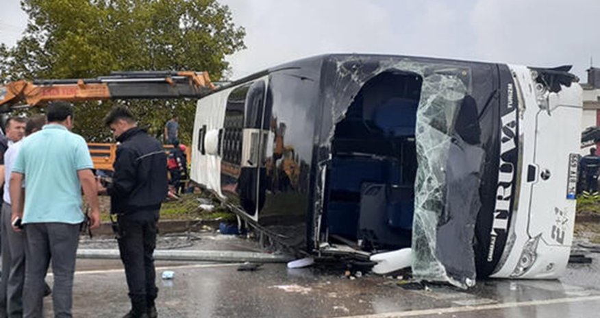 Türkiyədə avtobus aşdı, ölən və yaralananlar var Türkiyədə avtobus aşdı, ölən və yaralananlar var