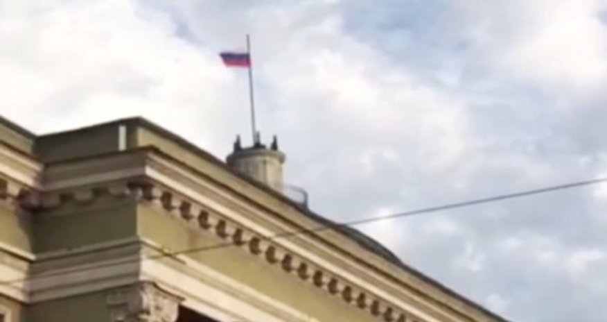 Над Донецком подняли российский флаг Над Донецком подняли российский флаг