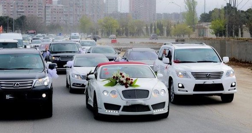 Toy karvanında qəza: BƏYLƏ GƏLİN YARALANDI Toy karvanında qəza: BƏYLƏ GƏLİN YARALANDI