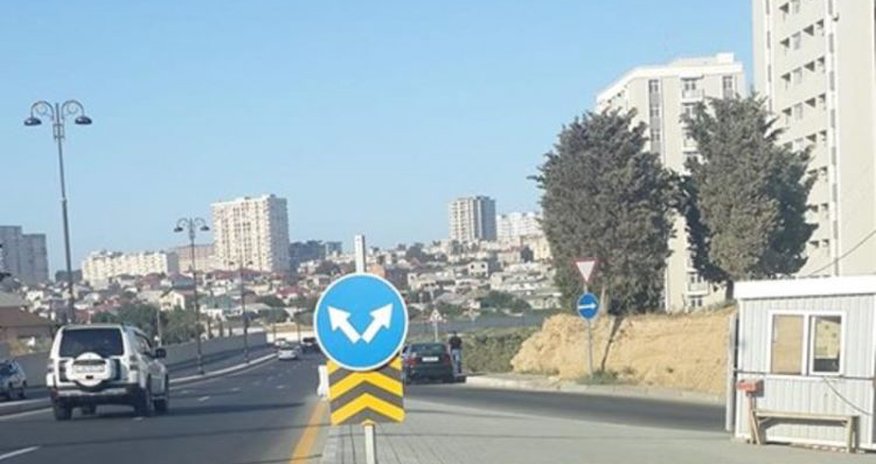 Bakıda qəribə yol nişanı - SÜRÜCÜLƏR ÇAŞQINLIQ İÇİNDƏ Bakıda qəribə yol nişanı - SÜRÜCÜLƏR ÇAŞQINLIQ İÇİNDƏ