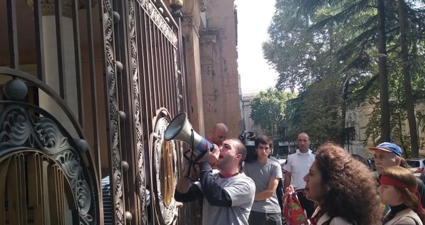 Перед зданием парламента Грузии проходит акция протеста Перед зданием парламента Грузии проходит акция протеста