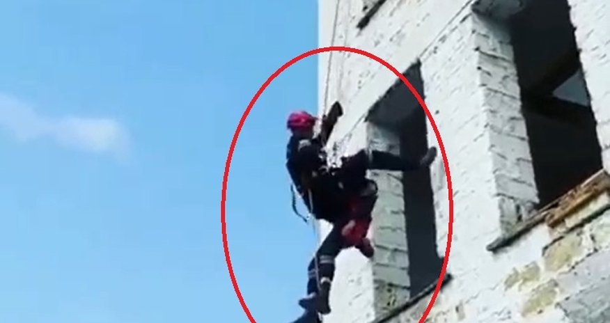 FHN əməkdaşları insanları son anda ölümdən belə xilas edirlər - VİDEO FHN əməkdaşları insanları son anda ölümdən belə xilas edirlər - VİDEO