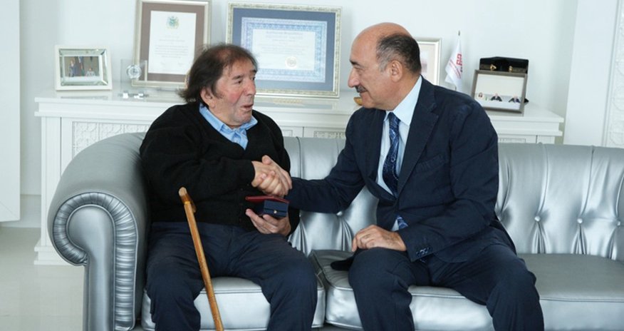 Musa Yaquba "Xalq şairi" fəxri adı təqdim edilib Musa Yaquba "Xalq şairi" fəxri adı təqdim edilib