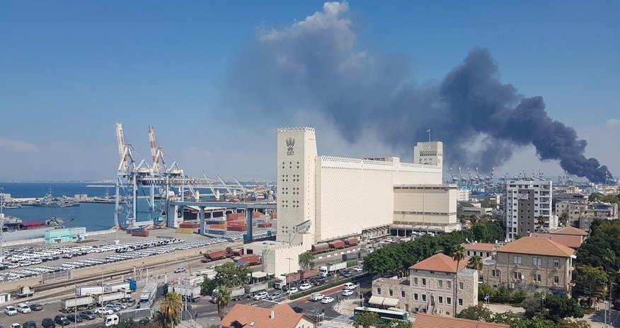 В израильском порту горит масляной завод В израильском порту горит масляной завод