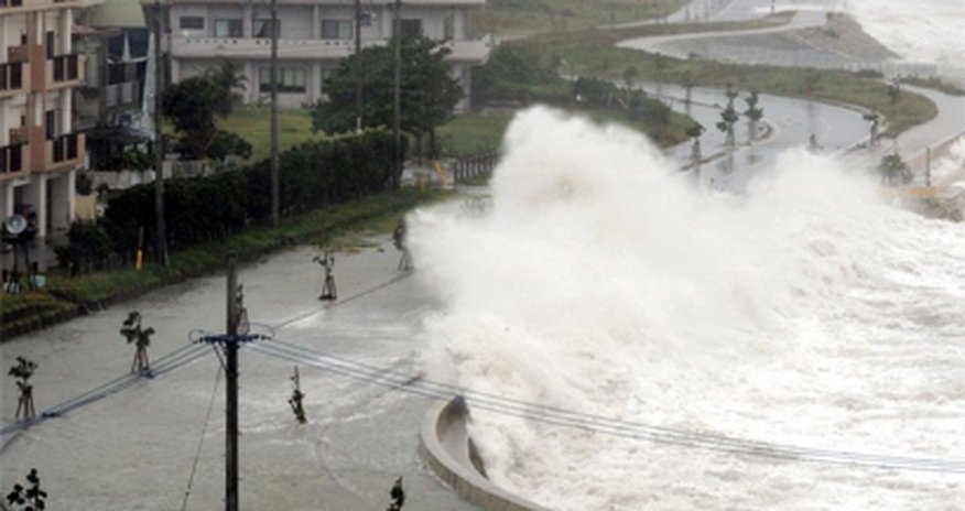 Typhoon Faxai lashes Tokyo and surrounding areas, wreaks havoc on transportation Typhoon Faxai lashes Tokyo and surrounding areas, wreaks havoc on transportation