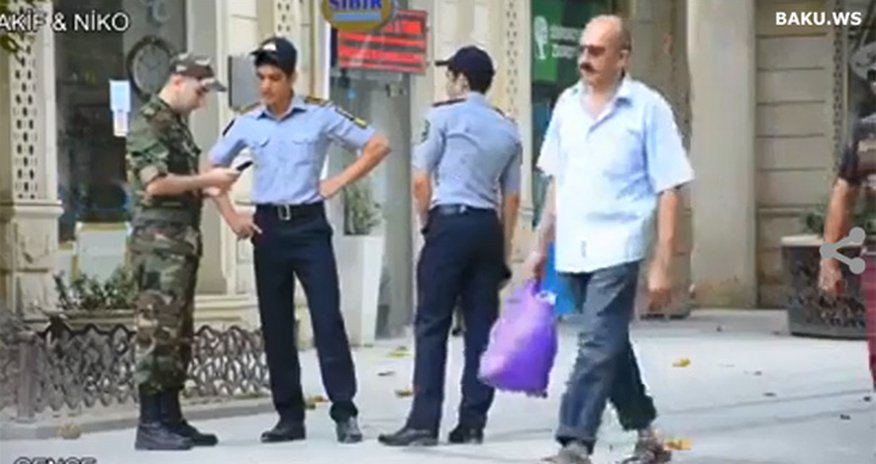 Azərbaycan polisi son pulunu əsgərə verdi - VİDEO Azərbaycan polisi son pulunu əsgərə verdi - VİDEO
