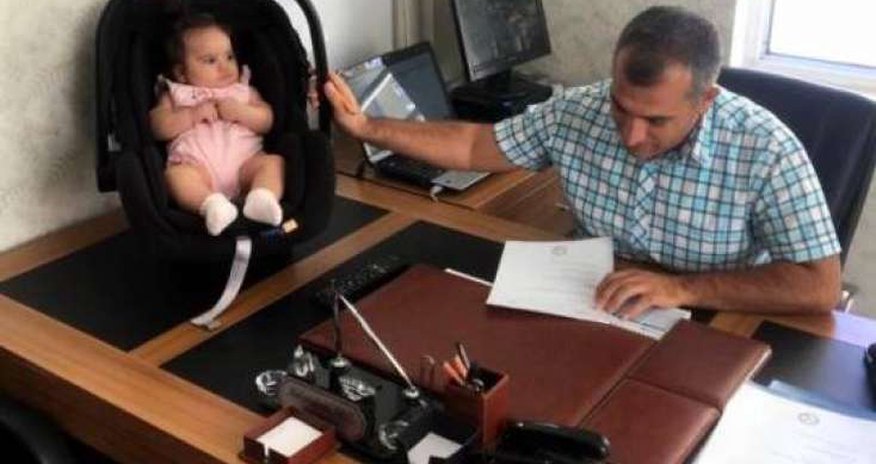 Direktor məktəbdə müəllimənin uşağına baxır o, isə dərsini keçir - FOTO Direktor məktəbdə müəllimənin uşağına baxır o, isə dərsini keçir - FOTO