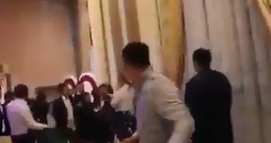 Azərbaycanlı müğənnilər toyda vəhşicəsinə döyüldü: "Qan içində çıxardılar və..." - VİDEO Azərbaycanlı müğənnilər toyda vəhşicəsinə döyüldü: "Qan içində çıxardılar və..." - VİDEO