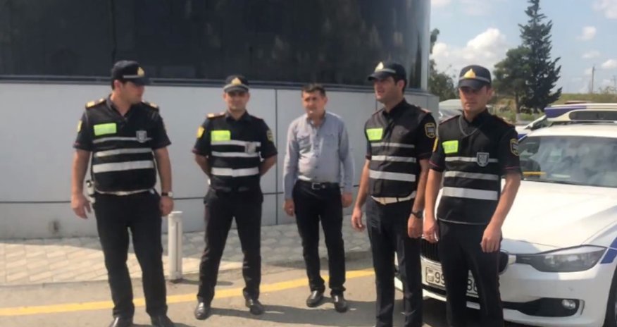 Azərbaycanda yol polisi 1 aylıq uşağı xilas etdi - Atanın təşəkkürü hamını mat qoydu - VİDEO Azərbaycanda yol polisi 1 aylıq uşağı xilas etdi - Atanın təşəkkürü hamını mat qoydu - VİDEO