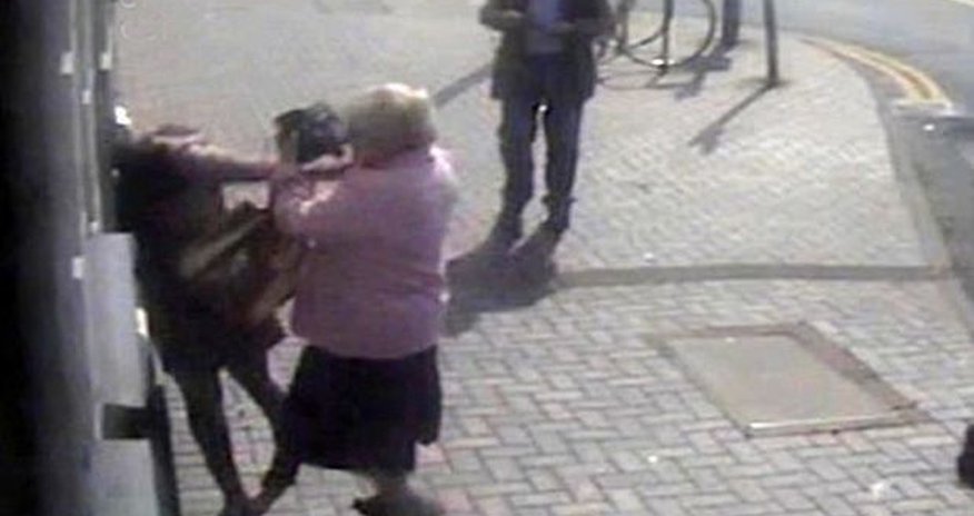 81 yaşlı qadın pulunu oğurlamaq istəyən gənc qızı döydü - FOTO/VİDEO 81 yaşlı qadın pulunu oğurlamaq istəyən gənc qızı döydü - FOTO/VİDEO