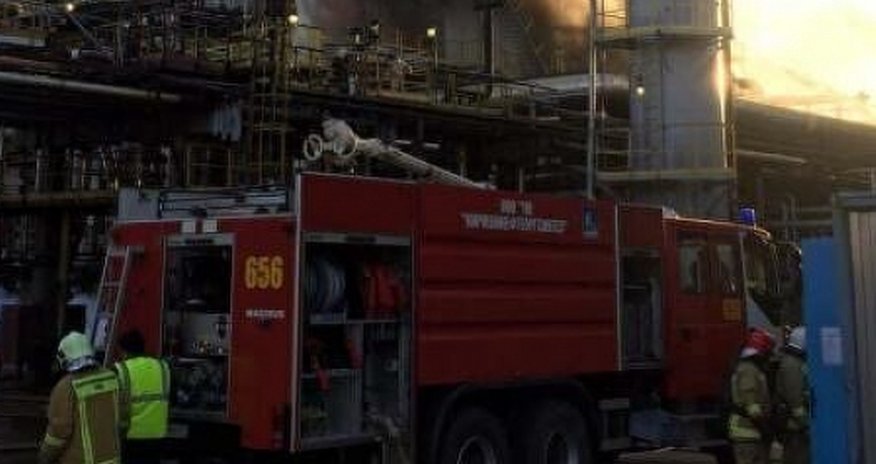 В России горит нефтеперерабатывающий завод В России горит нефтеперерабатывающий завод