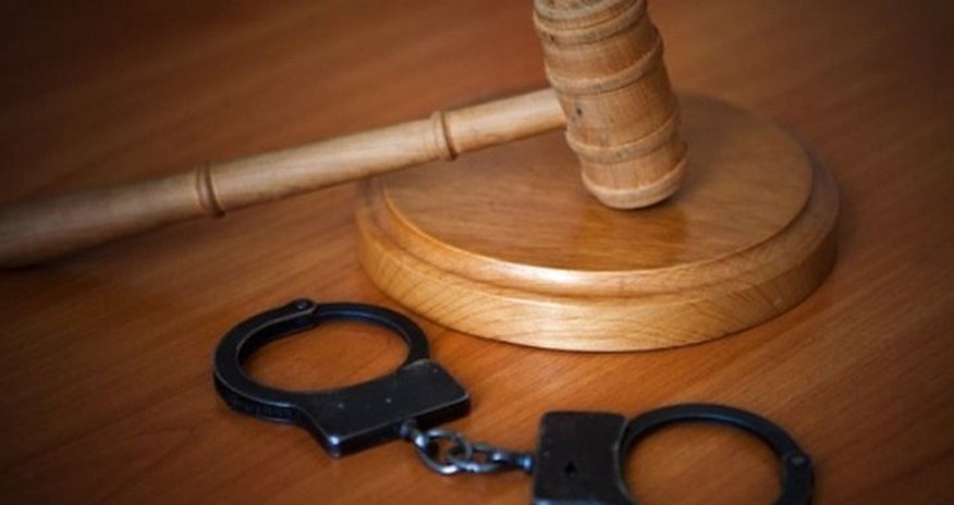 Məktəblilərin qoluna qandal vuran polis işdən qovulub Məktəblilərin qoluna qandal vuran polis işdən qovulub