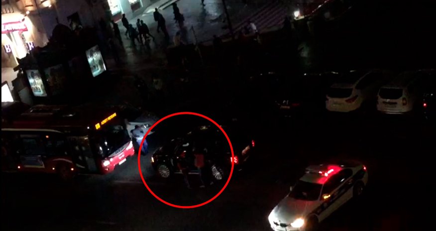 Bakıda “Range Rover” sürücüsündən yol polisinin gözü qarşısında dərəbəylik - VİDEO Bakıda “Range Rover” sürücüsündən yol polisinin gözü qarşısında dərəbəylik - VİDEO
