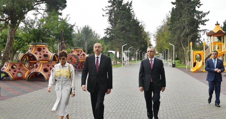 Президент Ильхам Алиев посетил парк на проспекте Ататюрка в Баку после капитальной реконструкции Президент Ильхам Алиев посетил парк на проспекте Ататюрка в Баку после капитальной реконструкции