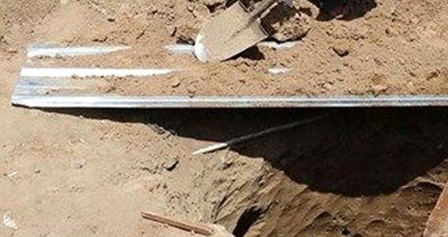 Diri-diri torpağa basdırılan qız sağ çıxarıldı Diri-diri torpağa basdırılan qız sağ çıxarıldı