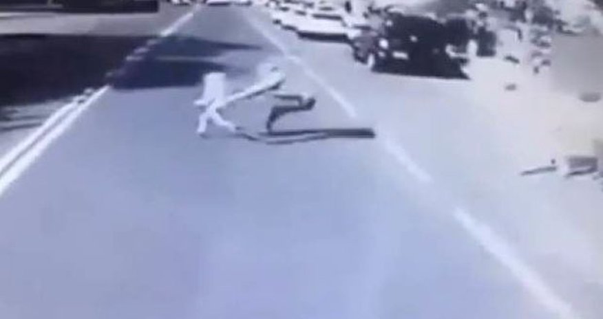 Ata övladını xilas etmək üçün özünü avtobusun altına atdı - VİDEO Ata övladını xilas etmək üçün özünü avtobusun altına atdı - VİDEO