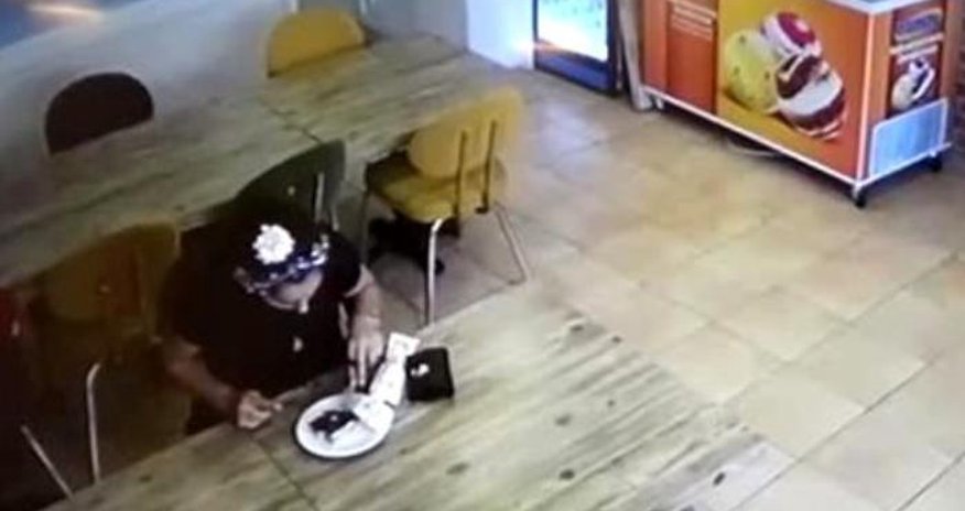 Yediyi paxlavanın pulunu verməmək üçün saçını yoldu - VİDEO Yediyi paxlavanın pulunu verməmək üçün saçını yoldu - VİDEO