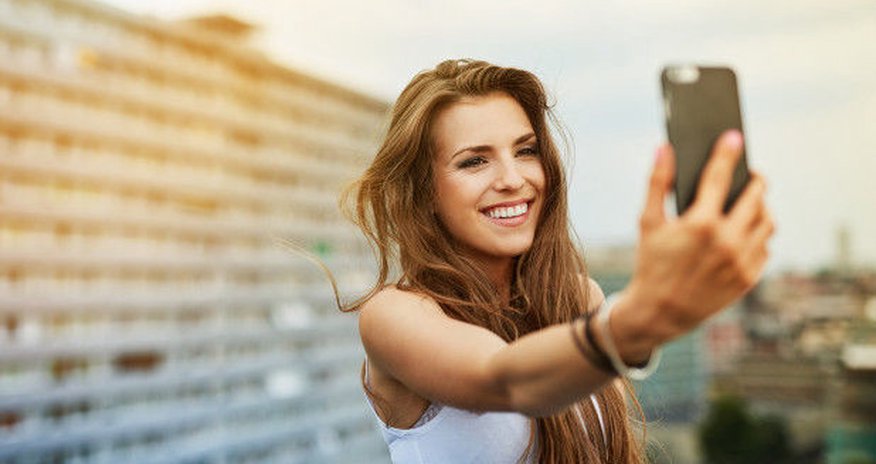 Selfi etmək istəyən qız liftin şaxtasına yıxıldı Selfi etmək istəyən qız liftin şaxtasına yıxıldı
