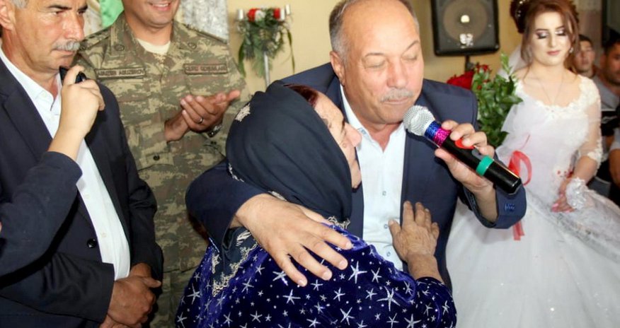 Bəyə toyunda medal təqdim edildi - FOTOLAR Bəyə toyunda medal təqdim edildi - FOTOLAR