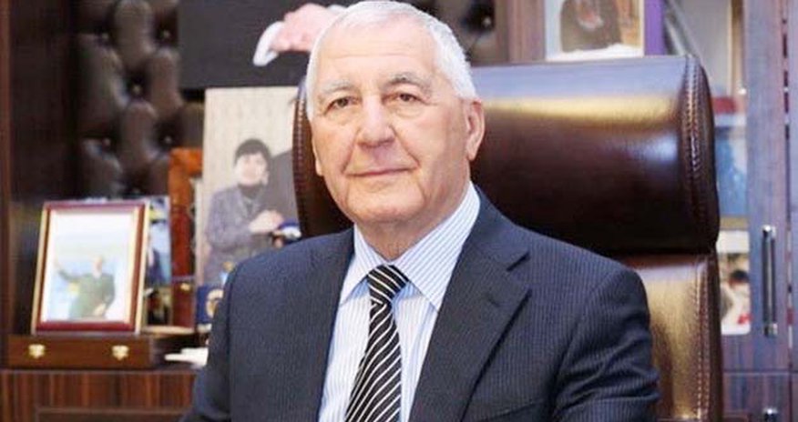 Xaçmazın İcra başçısı əşyalarını yığıb gedir - VİDEO Xaçmazın İcra başçısı əşyalarını yığıb gedir - VİDEO