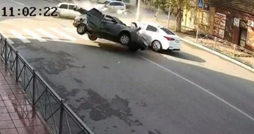 Sürücülər dəhşətli qəzada möcüzəvi şəkildə sağ qaldı - VİDEO Sürücülər dəhşətli qəzada möcüzəvi şəkildə sağ qaldı - VİDEO
