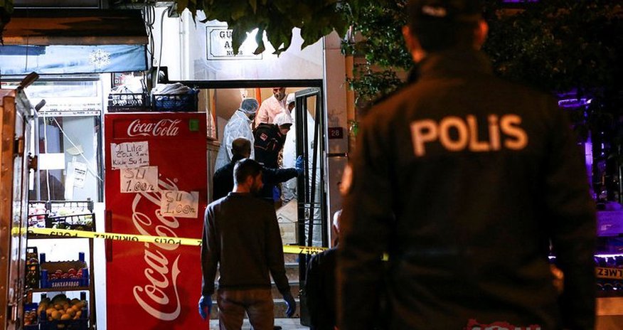 Dəhşətli faciə: Bir ailənin 4 üzvü qapıya elan vurub, intihar etdi Dəhşətli faciə: Bir ailənin 4 üzvü qapıya elan vurub, intihar etdi