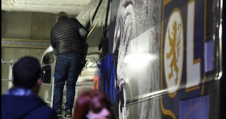 Avtobusa hücum olundu - FOTO Avtobusa hücum olundu - FOTO
