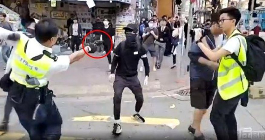 Polis canlı yayımda etirazçını güllələdi Polis canlı yayımda etirazçını güllələdi