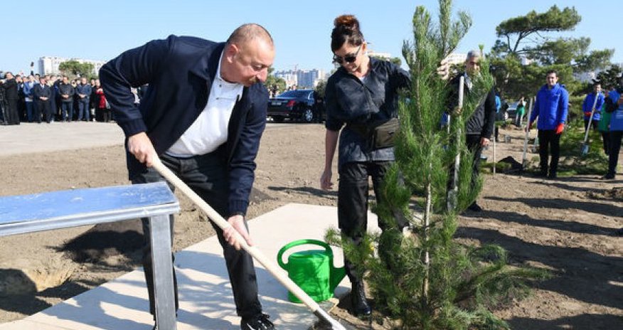 Президент Ильхам Алиев и Первая леди Мехрибан Алиева приняли участие в акции по посадке деревьев в Хатаинском районе Баку Президент Ильхам Алиев и Первая леди Мехрибан Алиева приняли участие в акции по посадке деревьев в Хатаинском районе Баку