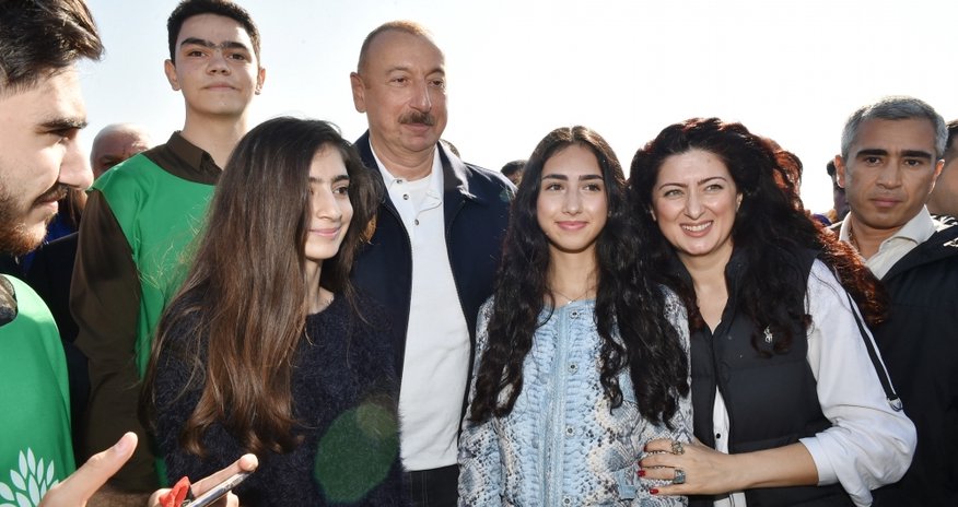 Prezident gənc oğlanın xahişinə belə cavab verdi - VİDEO Prezident gənc oğlanın xahişinə belə cavab verdi - VİDEO