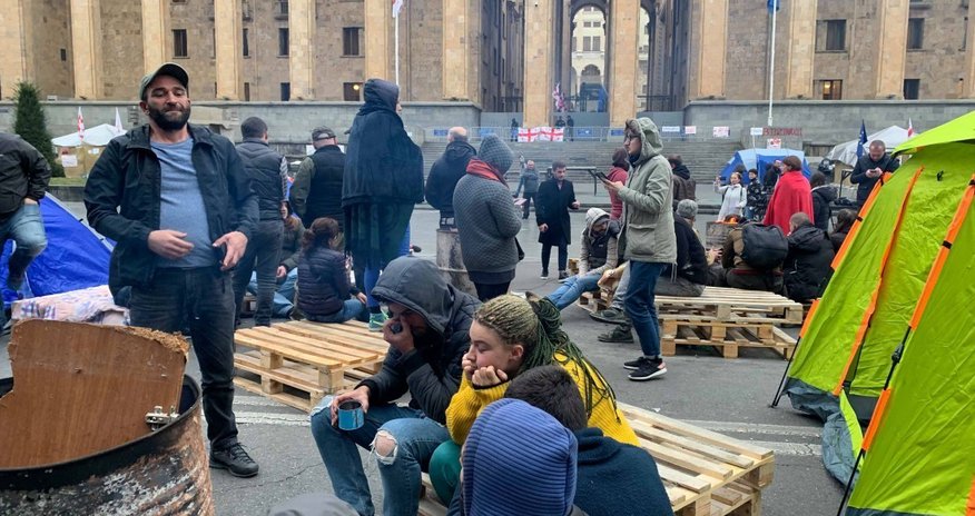 Акция протеста перед зданием парламента в Тбилиси сегодня продолжится Акция протеста перед зданием парламента в Тбилиси сегодня продолжится
