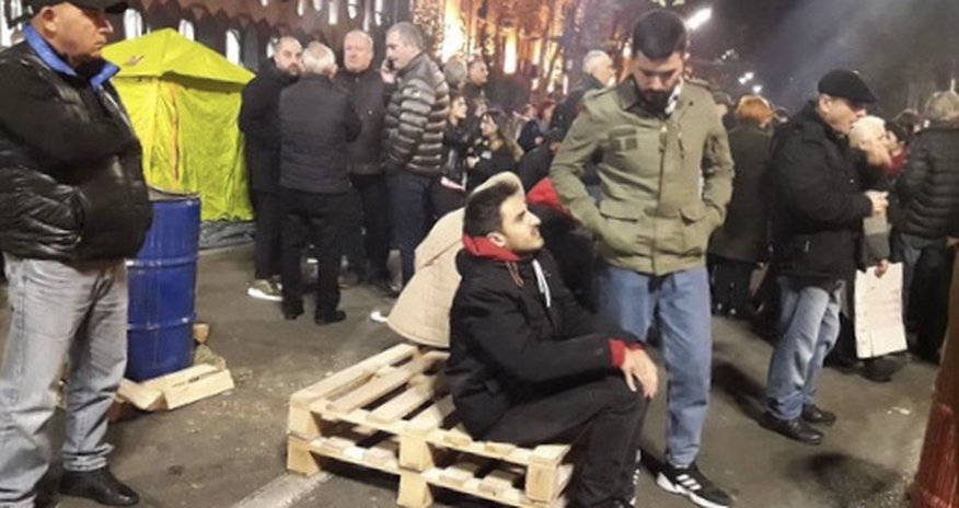 В Тбилиси возобновилась акция протеста В Тбилиси возобновилась акция протеста