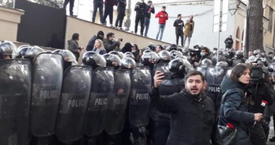 Десятки протестующих задержаны в Тбилиси Десятки протестующих задержаны в Тбилиси