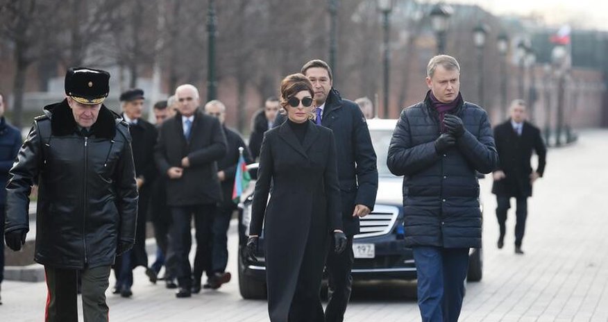 Mehriban Əliyeva Moskvada naməlum əsgərin məzarını ziyarət etdi - FOTO Mehriban Əliyeva Moskvada naməlum əsgərin məzarını ziyarət etdi - FOTO