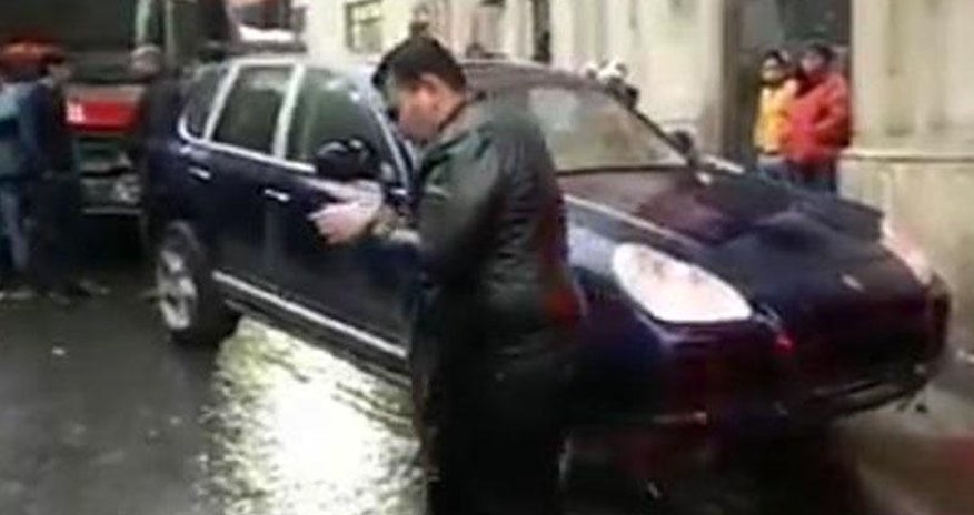 Bakıda "Porche" sürücüsündən QƏRİBƏ ADDIM - Yüzlərlə insan tıxacda qaldı - VİDEO Bakıda "Porche" sürücüsündən QƏRİBƏ ADDIM - Yüzlərlə insan tıxacda qaldı - VİDEO