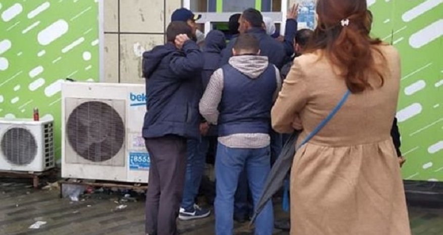Bakıda camaata pul paylayan aparatın sahibi bu şəxsdir - FOTO Bakıda camaata pul paylayan aparatın sahibi bu şəxsdir - FOTO