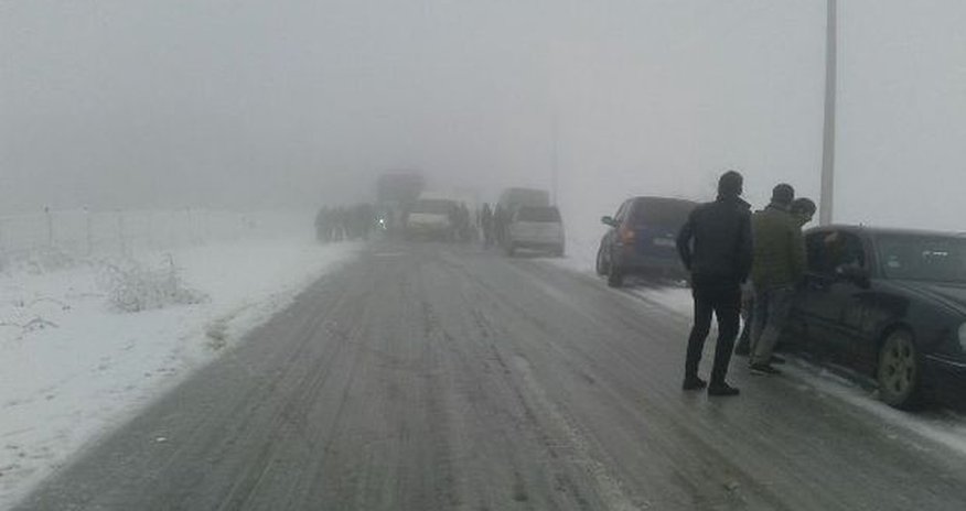 Şəkərin dəfnində əmisinin vəziyyəti pisləşdi, Bakıya aparılarkən qəzaya düşdülər: Əmisi qızı ağır yaralandı - FOTO Şəkərin dəfnində əmisinin vəziyyəti pisləşdi, Bakıya aparılarkən qəzaya düşdülər: Əmisi qızı ağır yaralandı - FOTO