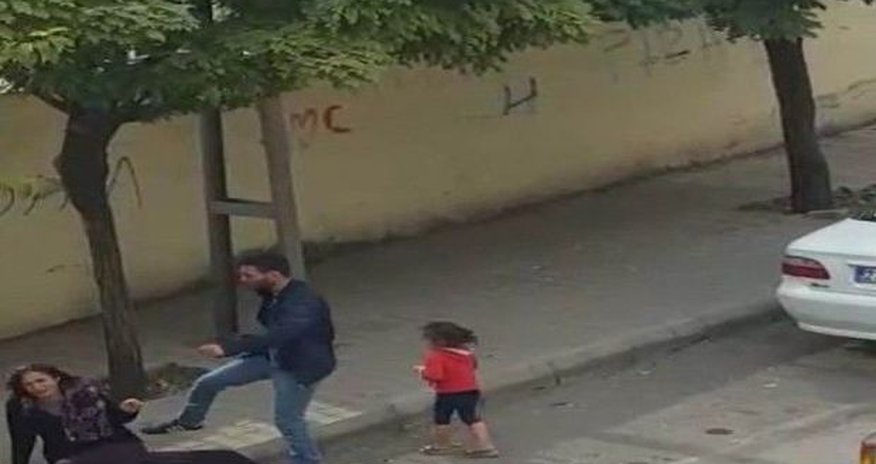 Ananı küçədə azyaşlı qızının gözü önündə vəhşicəsinə döydülər - VİDEO Ananı küçədə azyaşlı qızının gözü önündə vəhşicəsinə döydülər - VİDEO