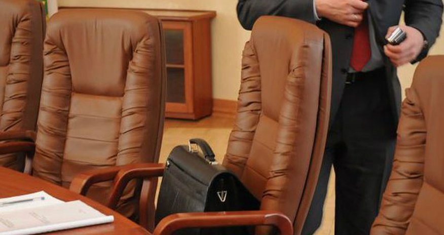 Daha bir vəzifəli şəxs işdən çıxarıldı Daha bir vəzifəli şəxs işdən çıxarıldı