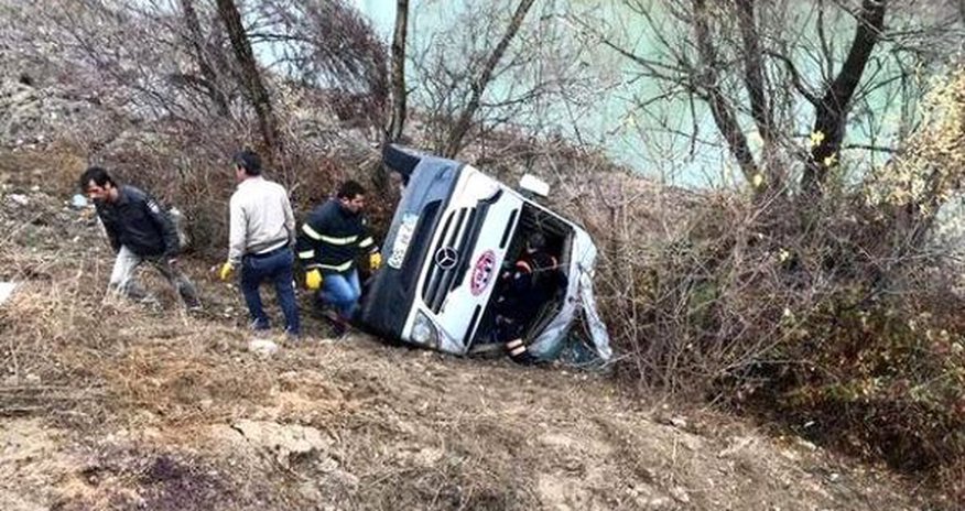İdmançıları daşıyan komanda avtobusu dərəyə aşdı - 2 nəfər ölüb, 15 yaralı var - FOTO İdmançıları daşıyan komanda avtobusu dərəyə aşdı - 2 nəfər ölüb, 15 yaralı var - FOTO