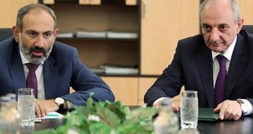 Пашинян в Карабахе обсуждает переговоры с Азербайджаном Пашинян в Карабахе обсуждает переговоры с Азербайджаном