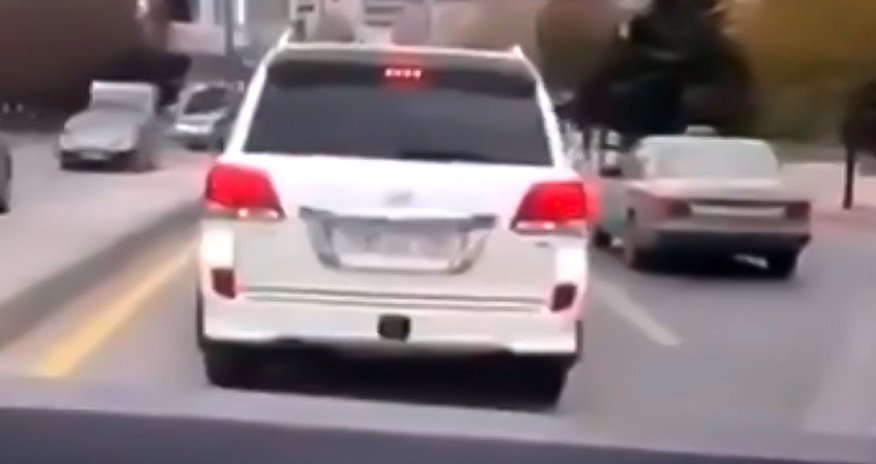 “Land Cruiser” sürücüsü ölüm ayağında olan xəstənin yolunu kəsdi — VİDEO “Land Cruiser” sürücüsü ölüm ayağında olan xəstənin yolunu kəsdi — VİDEO