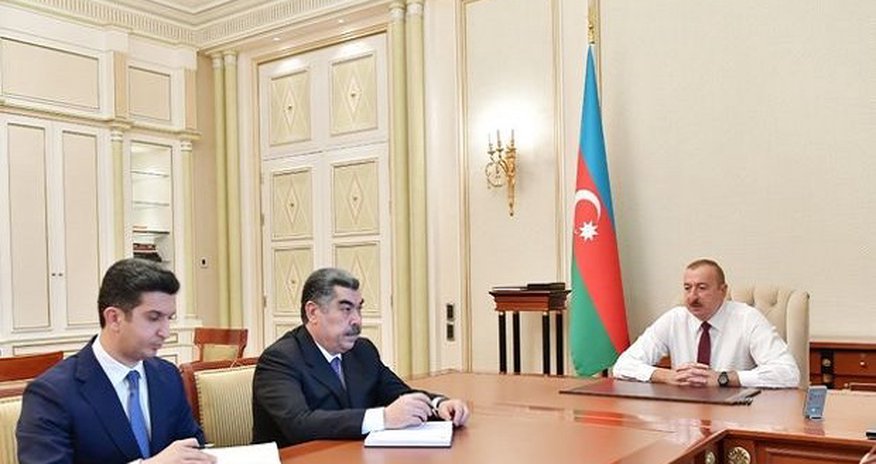 İlham Əliyev yeni təyin etdiyi icra başçıları ilə görüşdü — FOTO İlham Əliyev yeni təyin etdiyi icra başçıları ilə görüşdü — FOTO