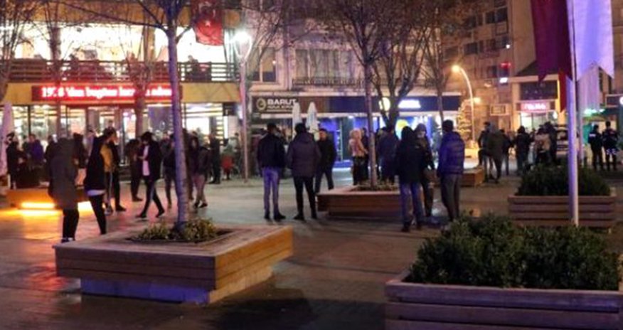Türkiyədə yenə zəlzələ oldu, əhali küçələrə axışdı - Fotolar Türkiyədə yenə zəlzələ oldu, əhali küçələrə axışdı - Fotolar