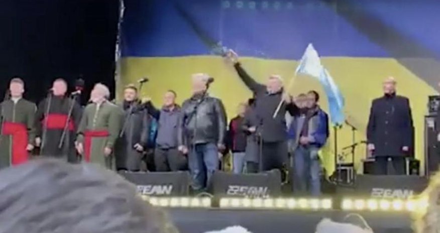 Poroşenkonu Maydanda yumurta atəşinə tutdular, arvadına dəydi - VİDEO Poroşenkonu Maydanda yumurta atəşinə tutdular, arvadına dəydi - VİDEO