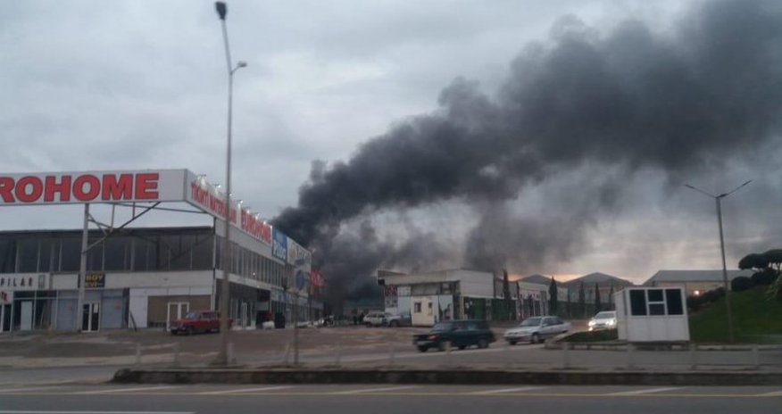 На горящий рынок стройматериалов в Баку выехало четыре бригады скорой помощи На горящий рынок стройматериалов в Баку выехало четыре бригады скорой помощи