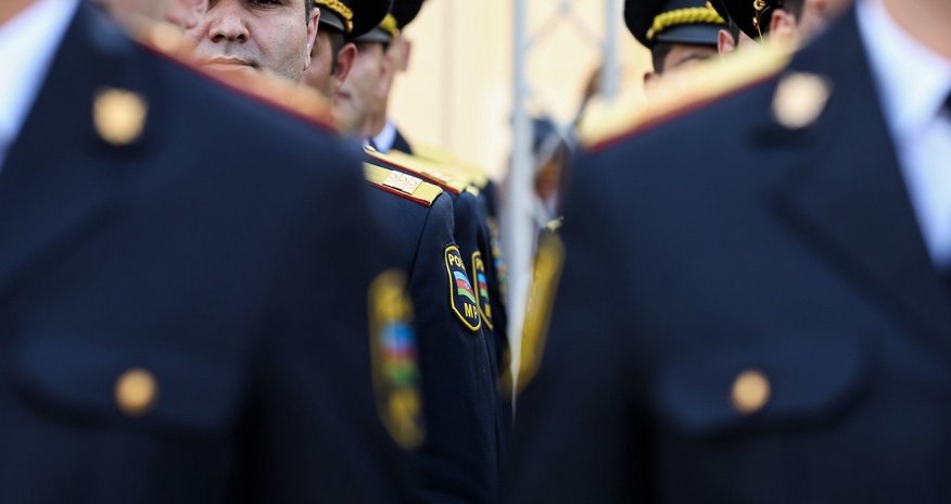 Azərbaycanda polis radio verilişi açdı, general özü efirə çıxdı - FOTO Azərbaycanda polis radio verilişi açdı, general özü efirə çıxdı - FOTO