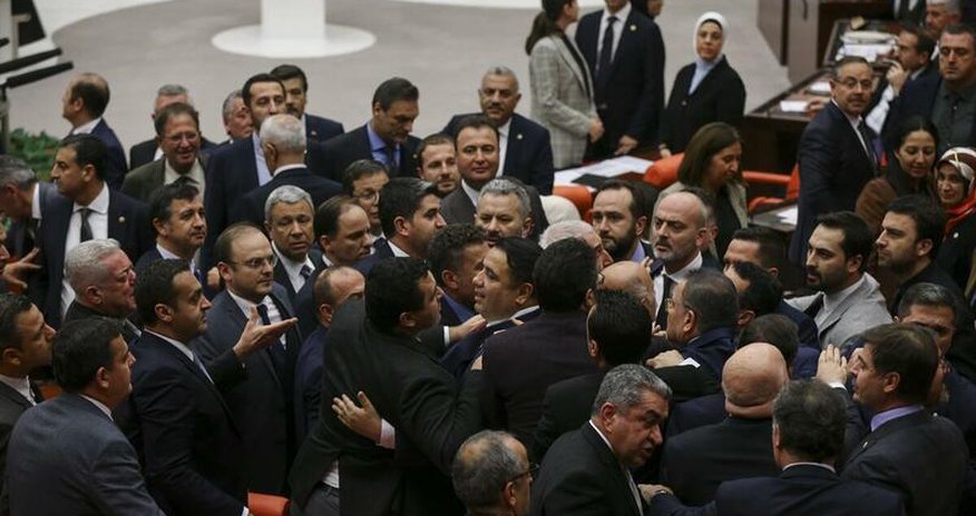 Parlamentdə GƏRGİNLİK: millət vəkilləri bir-birinə hücum etdi - FOTO Parlamentdə GƏRGİNLİK: millət vəkilləri bir-birinə hücum etdi - FOTO